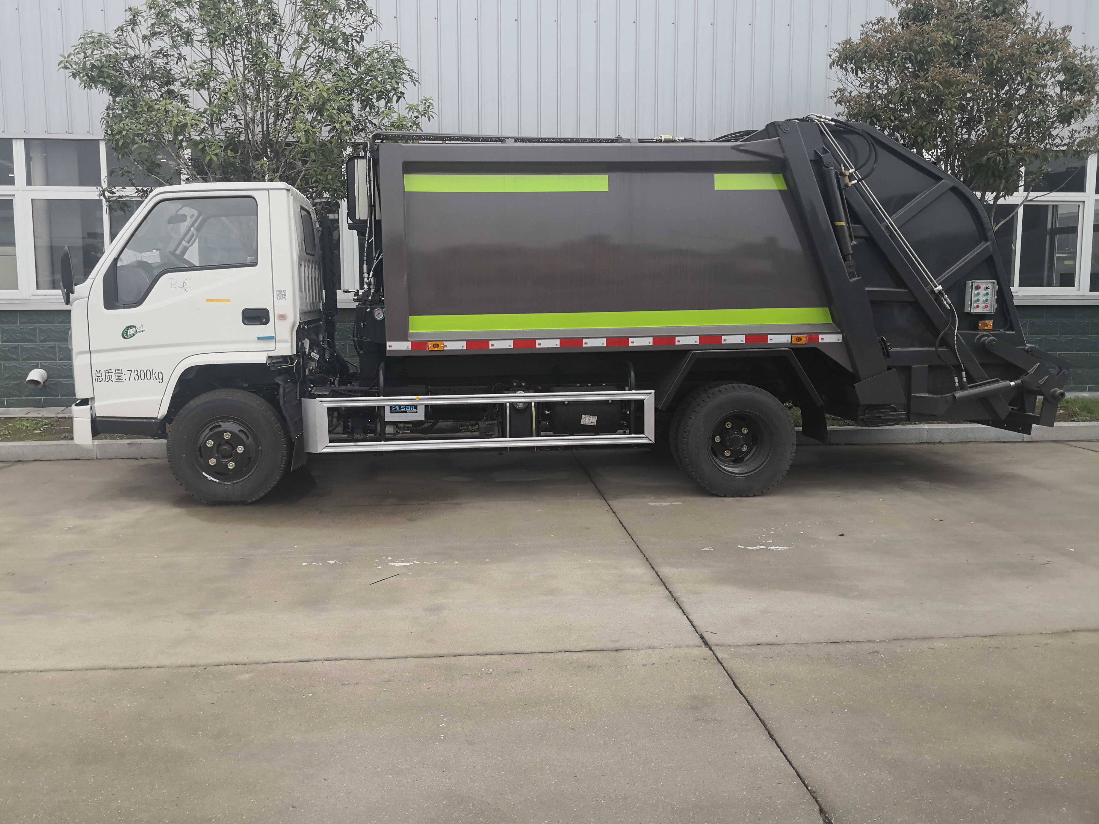 江鈴可下地下室壓縮式垃圾車(chē)