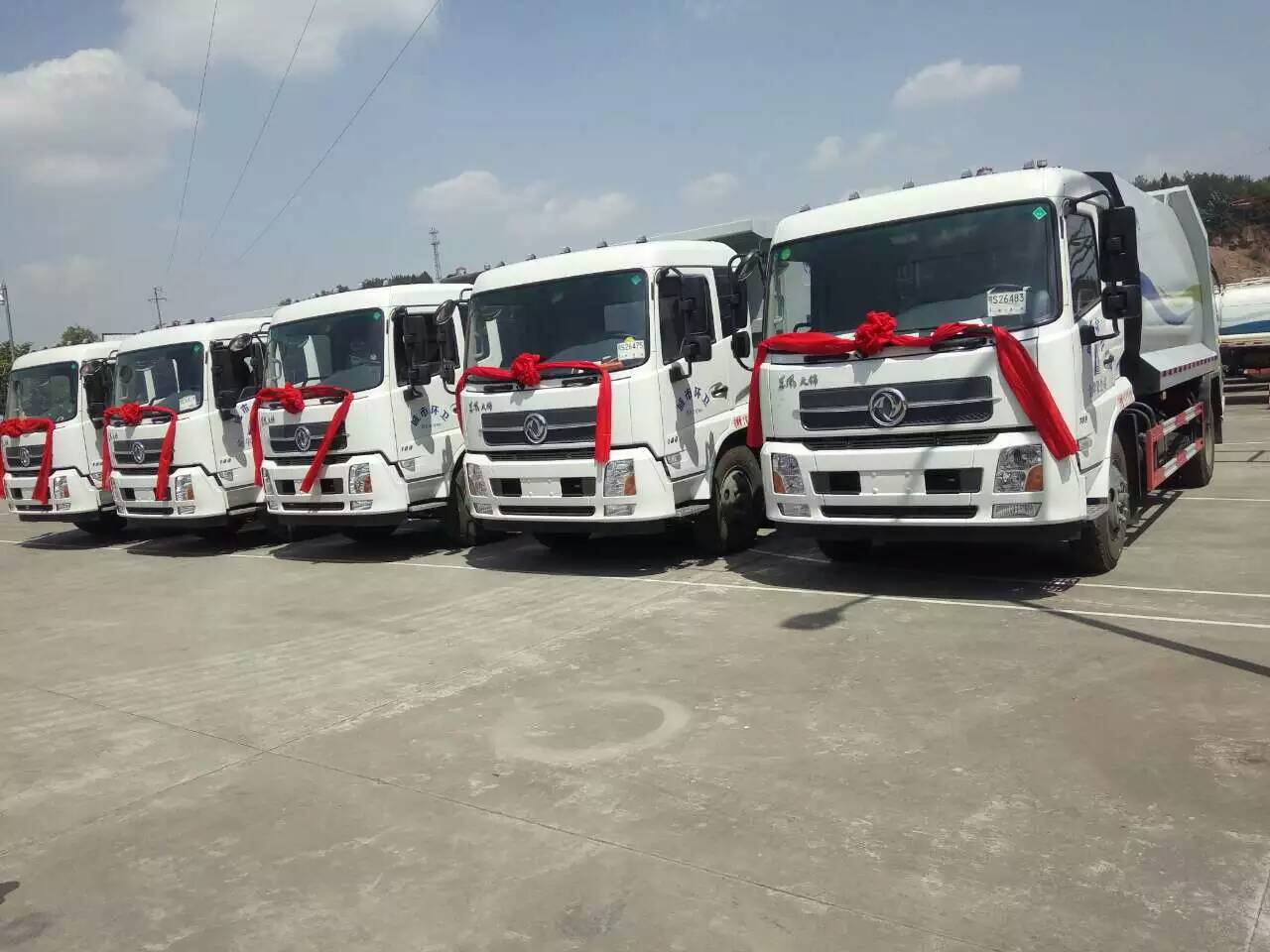 我公司為綿陽(yáng)垃圾無(wú)害化處理廠定制的垃圾車(chē)正式交付用戶